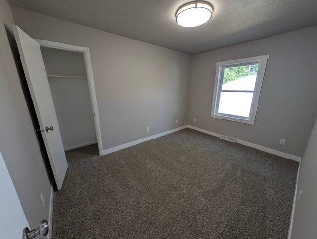 Building Photo - 3 Bedroom, 1 Bathroom house with garage an...