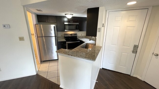 Building Photo - 1972 Lake Atriums Cir