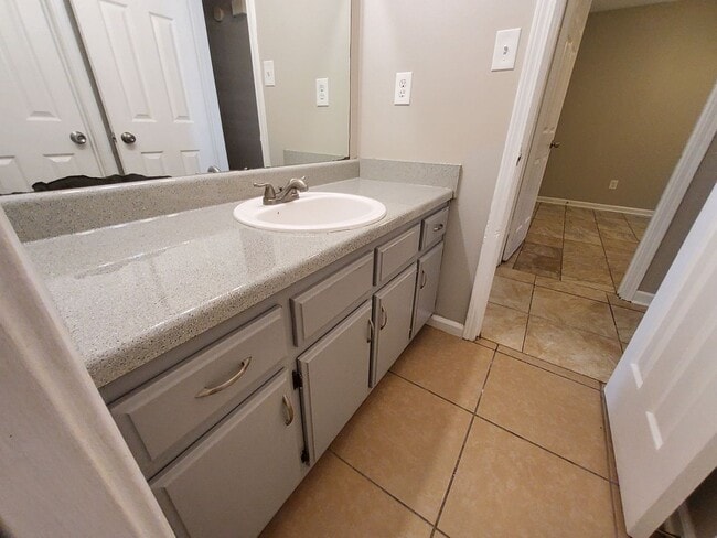 Building Photo - 4582 Summer Creek N