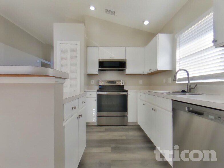 Building Photo - 1998 Grasmere Dr