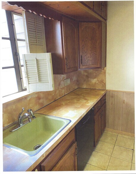 KITCHEN WITH ALL APPLIANCES - 95 W 49th St