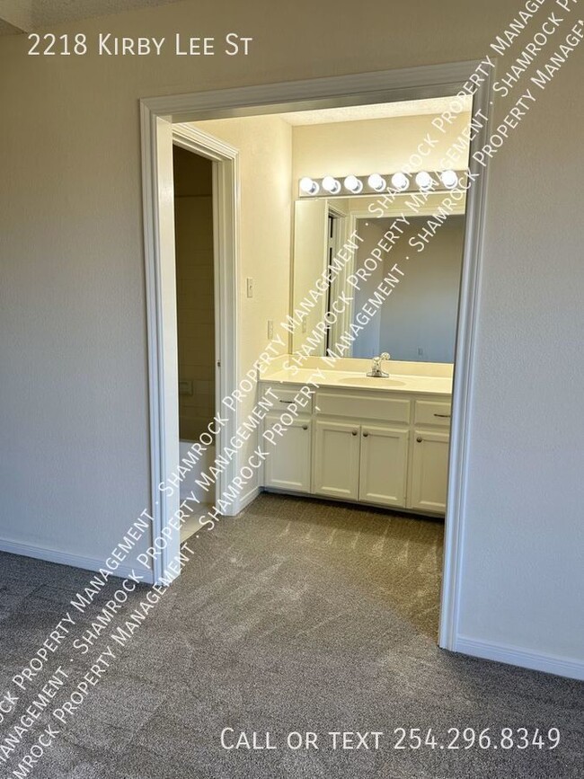 Building Photo - Duplex in Midway ISD!
