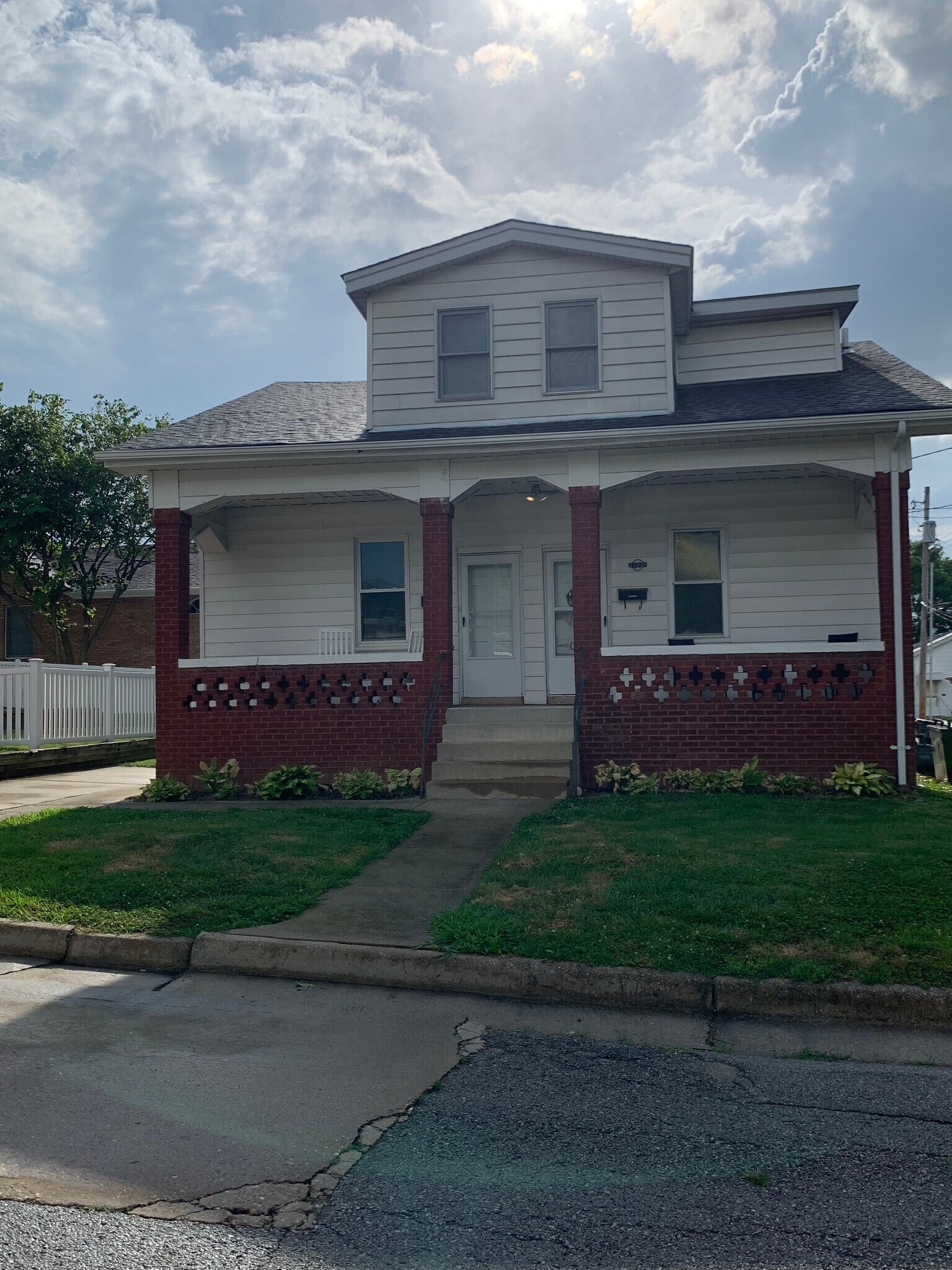 Building Photo - 2123 Lilly Ave