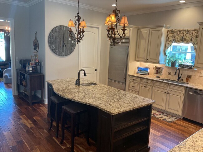 Building Photo - Southern Charm Meets Modern Luxury!!