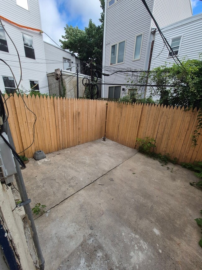 Building Photo - 2210 Greenwich St