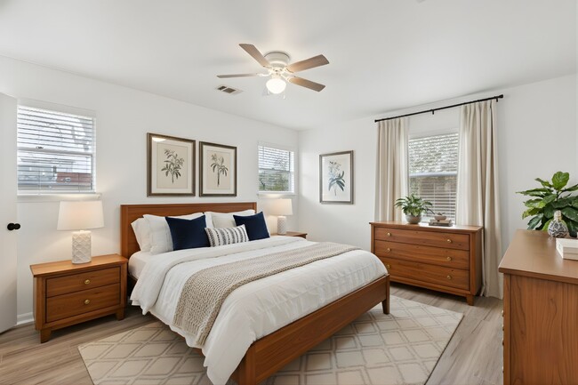 Building Photo - 2114 Briarview Dr