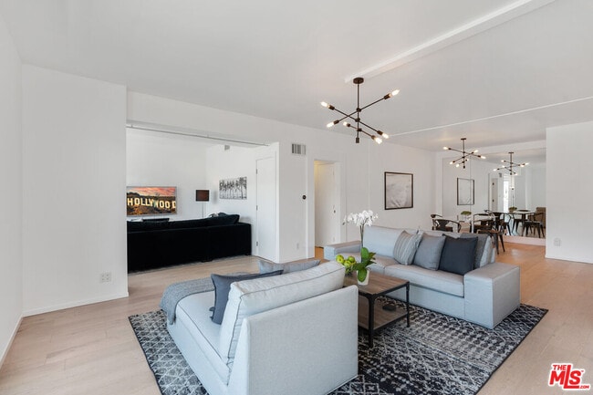 Building Photo - 838 N Doheny Dr