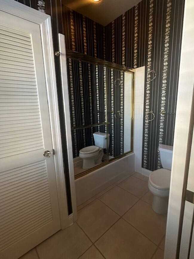 Building Photo - Fabulous Home in Gulf Breeze