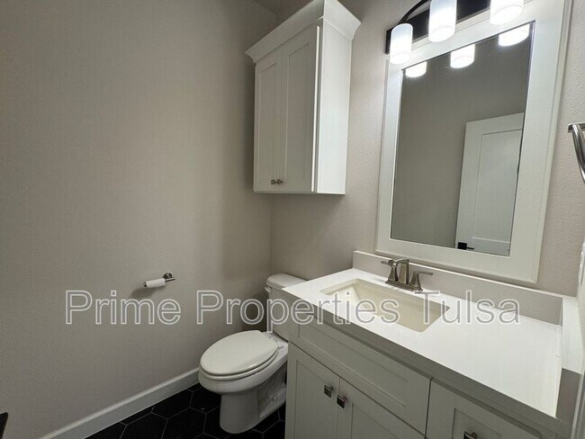 Building Photo - 1102 E Delmar Pl