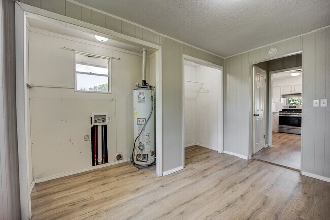 Building Photo - Freshly Updated 3 Bedroom Home