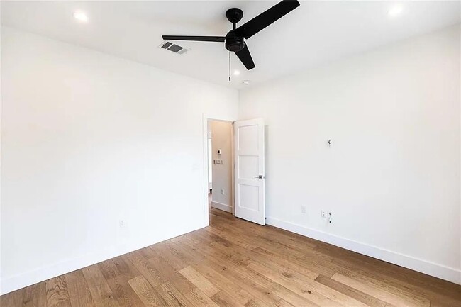 Building Photo - 409 W 35th St