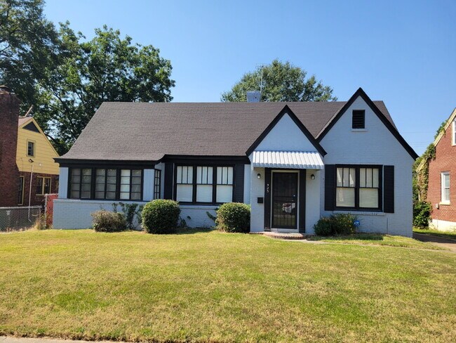 Building Photo - Charming 3-Bedroom Retreat with Hardwood Elegance