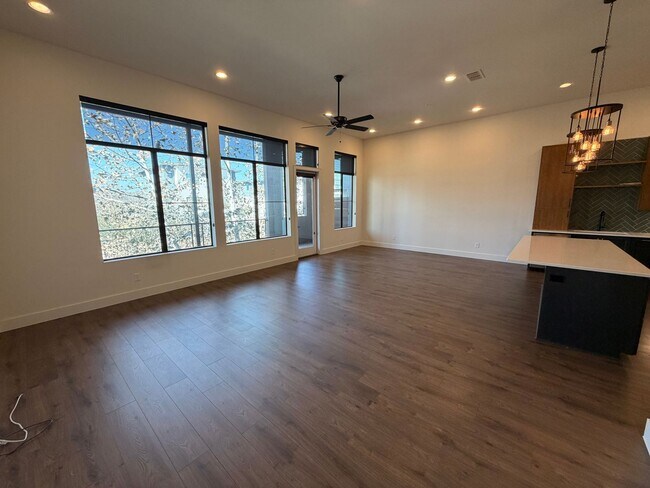 Building Photo - Town Creek CONDO! Large Balcony / Fridge, Washer, Dryer Included / Garage / NBISD