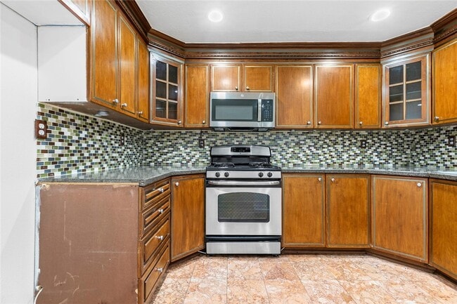 Building Photo - 16940 Chatsworth St