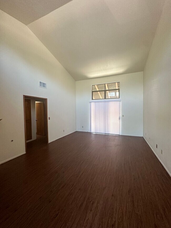 Building Photo - 4703 W Cypress Ave