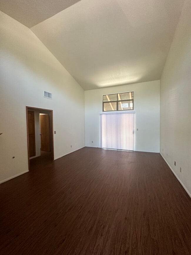 Building Photo - Clean condo centrally located in Visalia with new flooring and paint!