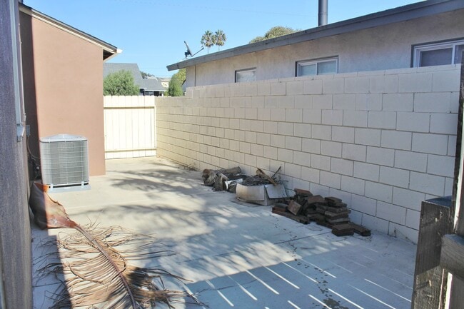 Building Photo - 3170 Strathmore Dr