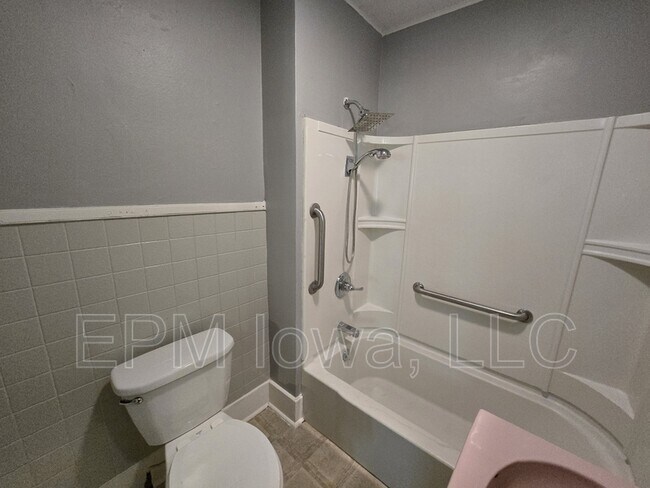 Building Photo - 543 Sumner St