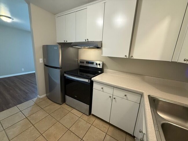 Building Photo - 2 Bedroom Unit was recently renovated. Liv...