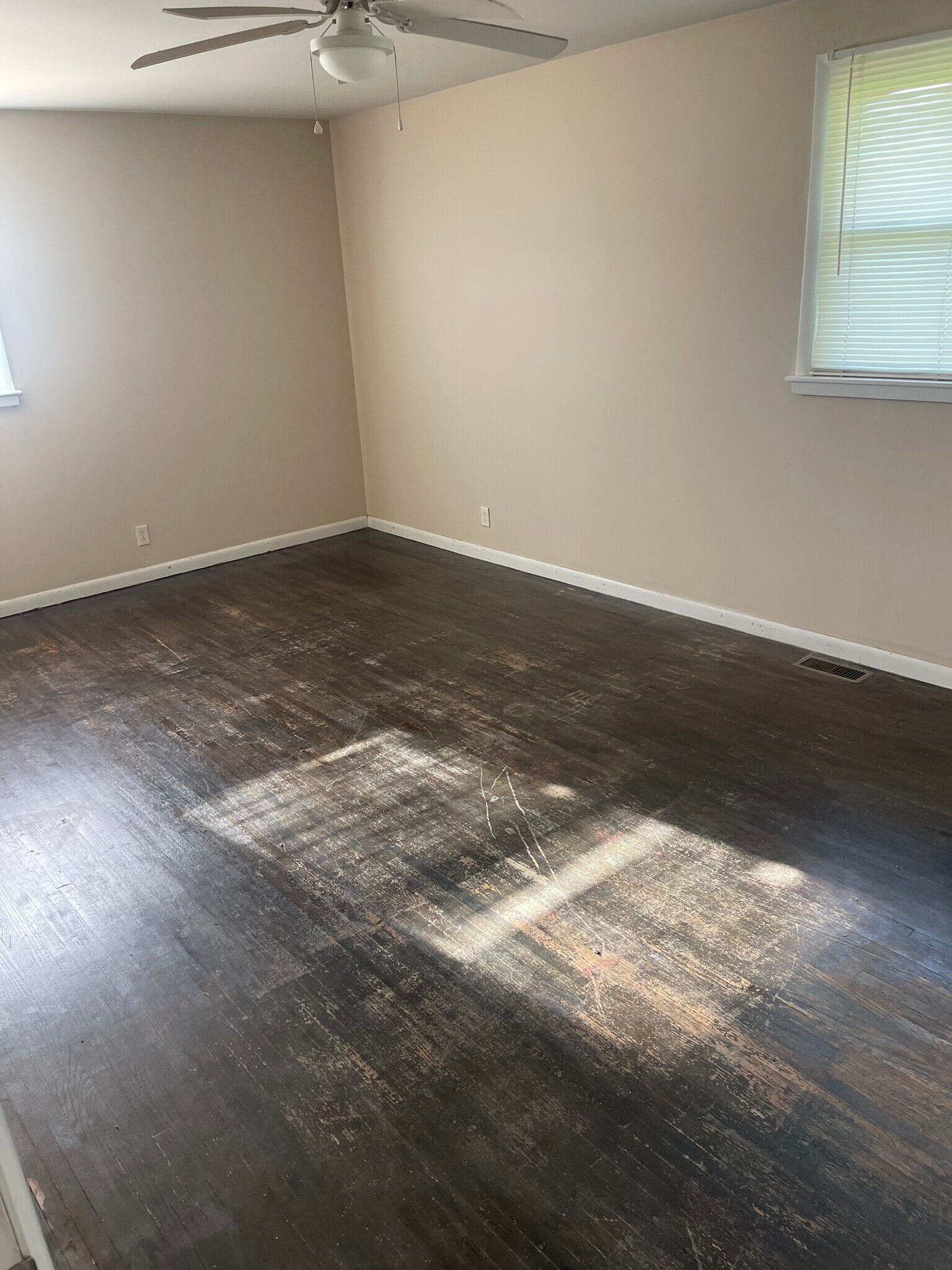 Building Photo - 1190 Rossview Rd