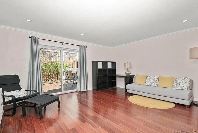 Building Photo - 102 Forest St