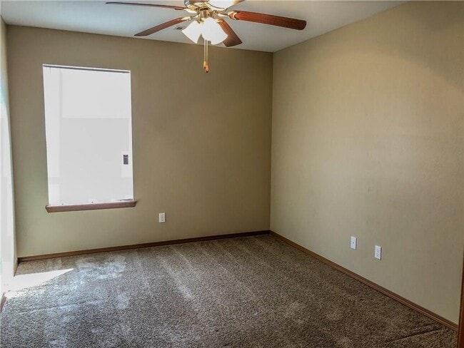 Building Photo - 211 Foxglove St