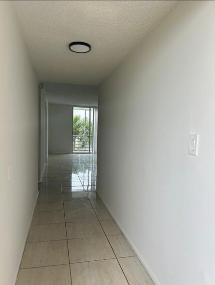 Building Photo - 3181 W Hallandale Beach Blvd