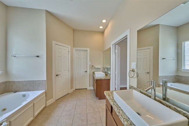 Building Photo - 2526 Bevis St