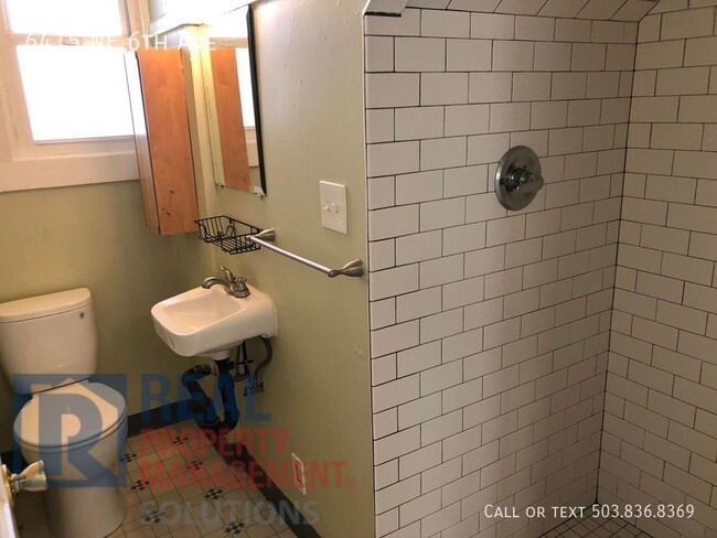 Building Photo - Lovely Studio Apartment Available in Woodlawn