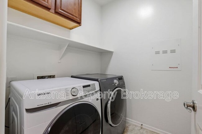 Building Photo - 824 E Jacob St