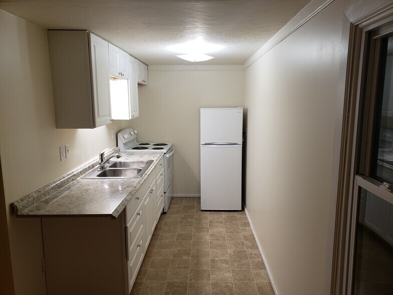 Kitchen - 206 Campbell St