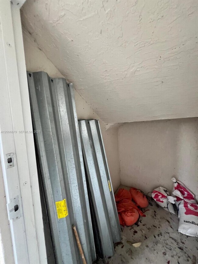 Building Photo - 1250 SE 31st Ct