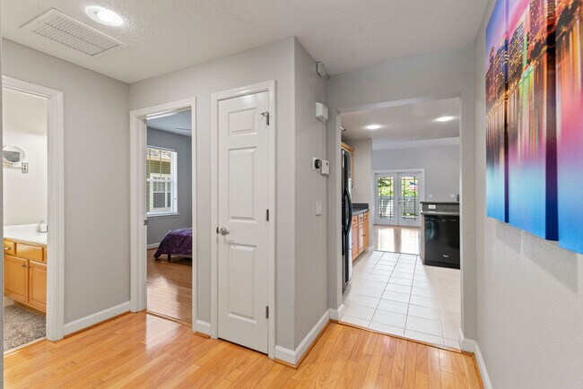 Building Photo - 833 N Fern Creek Ave