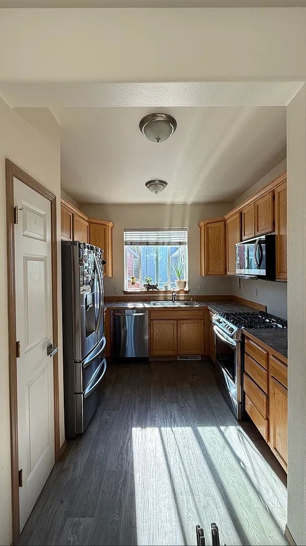 Building Photo - Spacious 3 Bedroom, 3 Bath End-Unit Condo ...