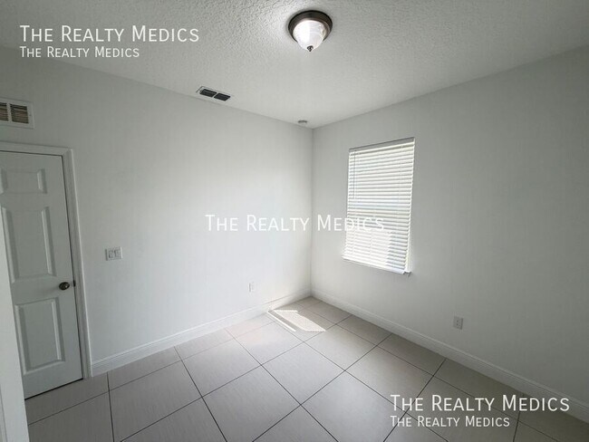 Building Photo - 2481 San Filippo Dr SE