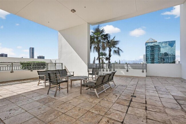 Building Photo - 2021 SW 3rd Ave