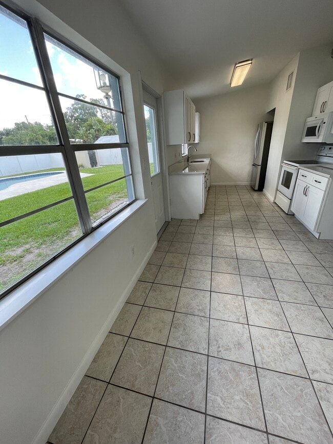 Building Photo - 1515 Sawyerwood Ave