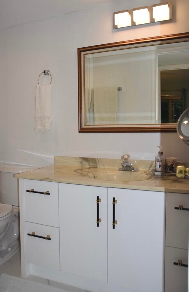 Building Photo - 364 Keswick C