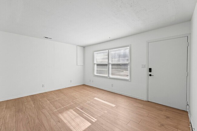 Building Photo - New Renovated Two Bed One Bath Home!!!