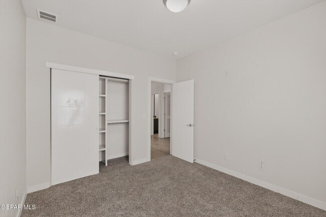 Building Photo - 320 S Manzanita Dr