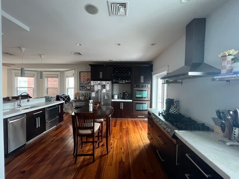 Building Photo - 733 E 3rd St