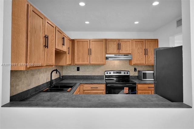 Building Photo - 9301 SW 92nd Ave