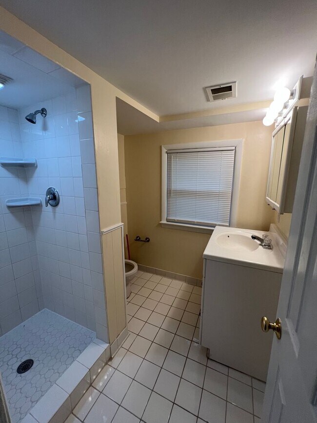 Building Photo - Single Family home in Alexandria- Minutes ...