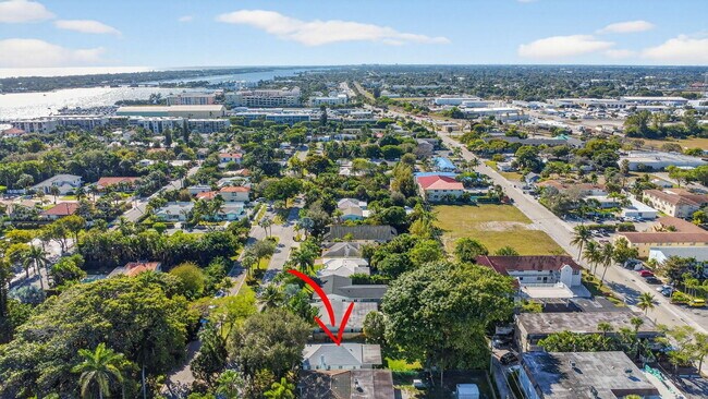 Building Photo - 1511 S Palmway