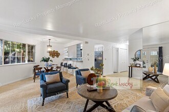 Building Photo - BEAUTIFULLY UPDATED!! Gorgeous 2-Bedroom Condo in Amazing Kirkland Location!