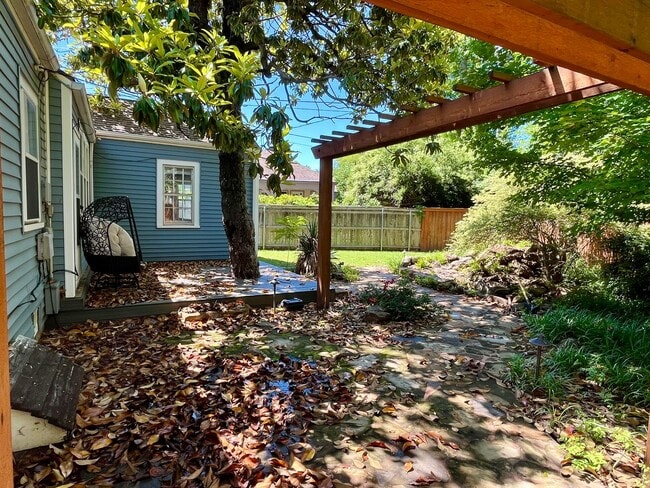 Building Photo - Super Cute 2 Bedroom 1 Bath!!