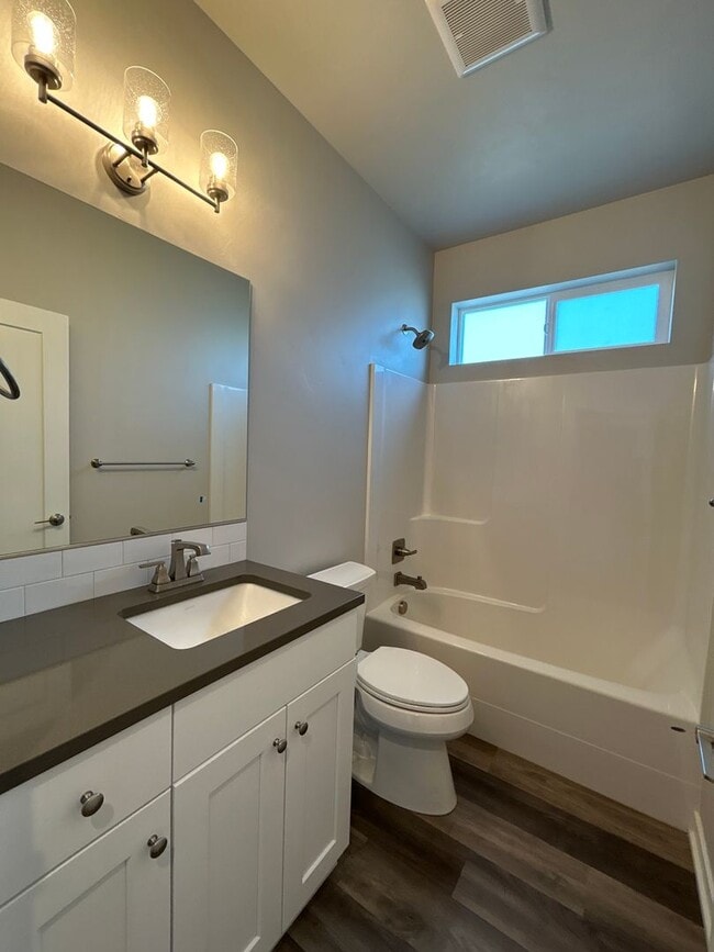 Building Photo - 2 Bedroom Duplex – Luderman Crossing - Bend