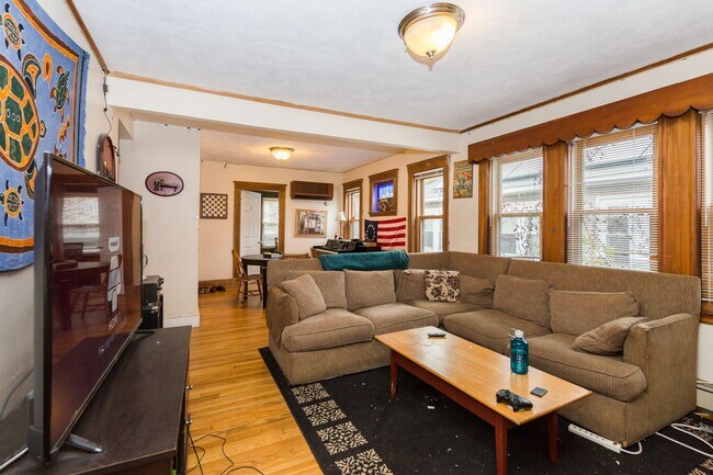 Building Photo - 6 bed in Mission Hill