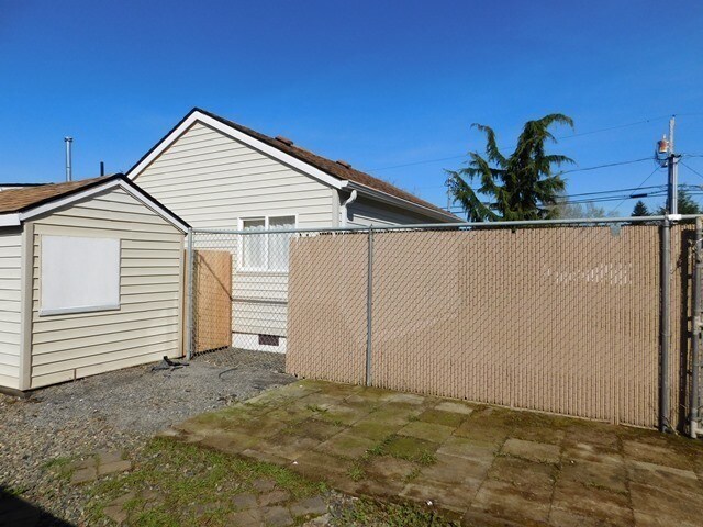 Building Photo - 2Bd/1Ba Single Story House - Available to ...