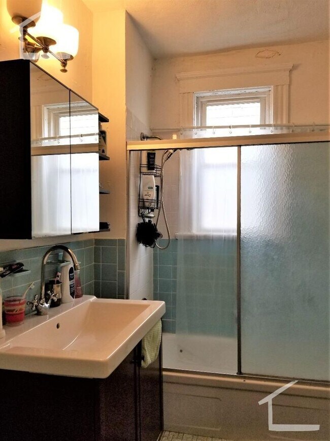 Building Photo - Large Unit on Coolidge Corner, Eat-in Kitchen Laundry on a Site, Parking for Rent, Big Bedrooms, ...